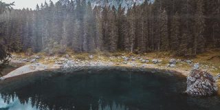 在阿尔卑斯山的米苏里纳湖的野生自然景观