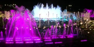 莫斯科夜晚的舞蹈喷泉。