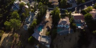 圣费尔南多谷林地山郊区洛杉矶加利福尼亚无人机视图