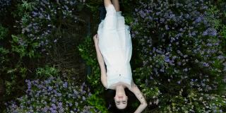 一个年轻女子躺在薰衣草地里