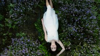 一个年轻女子躺在薰衣草地里视频素材模板下载