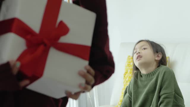 亚洲女孩在家里赠送礼盒给姐姐，庆祝节日节日。