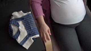 快乐的孕妇和即将出生的孩子在家里。视频素材模板下载