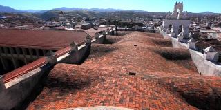 玻利维亚苏克雷市。从屋顶俯瞰苏克雷城。相机锅迅速