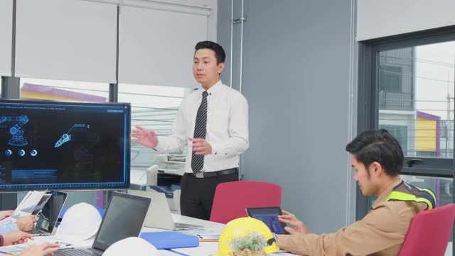 年轻的商人们在办公室里举行了一场关于机器人技术的讨论会议。人们有沟通头脑风暴和工作项目作为团队合作。公司的现代同事。