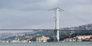 土耳其伊斯坦布尔博斯普鲁斯海峡大厦上的博斯普鲁斯大桥的时间流逝