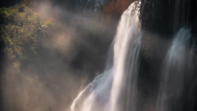 SLO MO Tee Lor Su瀑布的标志性景点，泰达省泰国无缝环