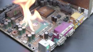 电脑主板、电路板着火要烧，有火焰。短路，烧毁电脑芯片视频素材模板下载