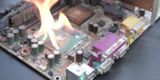 电脑主板、电路板着火要烧，有火焰。短路，烧毁电脑芯片