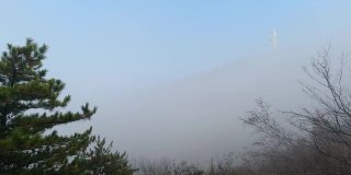 当雾散去时，远处的炎帝出现在山顶上