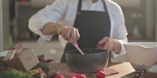 慢镜头亚洲中式甜点厨师厨师准备和搅拌巧克力配料准备脆饼圣诞庆典