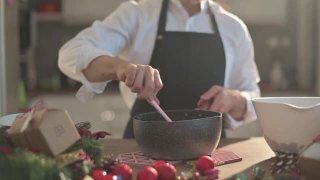 慢镜头亚洲中式甜点厨师厨师准备和搅拌巧克力配料准备脆饼圣诞庆典视频素材模板下载