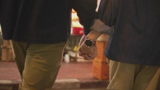 一对亚洲情侣在街头小吃上约会。视频素材模板下载