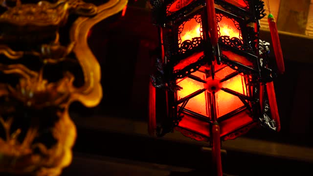 在越南岘港市附近的一座佛教寺庙里，中国红灯笼在旋转