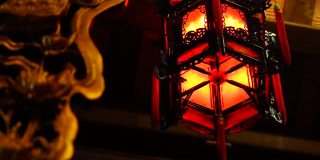 在越南岘港市附近的一座佛教寺庙里，中国红灯笼在旋转