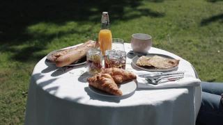 法式早餐(羊角面包，薄煎饼，长棍面包)视频素材模板下载