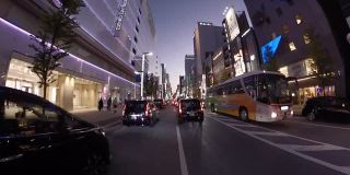 POV在城市里骑自行车。黄昏时分骑自行车穿过银座。日本东京。交付服务的概念。行动相机拍摄。