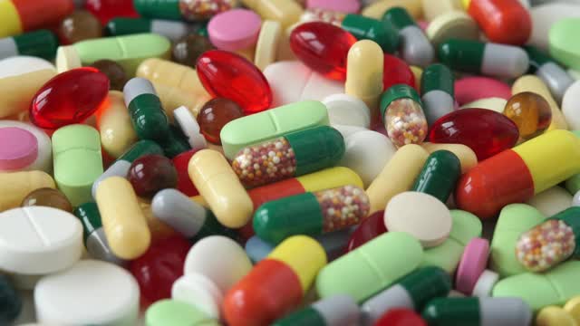 不同颜色的药丸在圆圈中旋转。药物和药物。制药行业。医学概念。