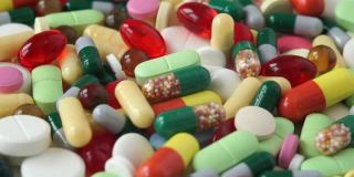 不同颜色的药丸在圆圈中旋转。药物和药物。制药行业。医学概念。