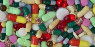 俯视图不同颜色的药丸旋转的圆圈。药物和药物。制药行业。
