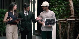 工程师和商人正在讨论安装太阳能电池板。