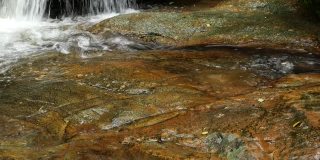 从泰国苏梅岛的岩石中流过的小河，欣拉德瀑布