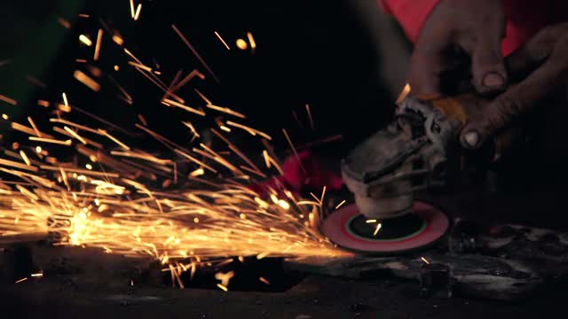 专业的机械师正在切割钢铁金属。