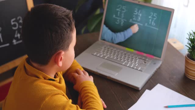 6-7岁可爱的孩子从电脑学习数学。学习在家里。在线教育
