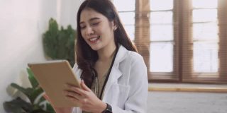 年轻女医生用笔记本电脑进行体检