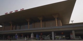 晴天南京火车站外拥挤的广场慢镜头全景4k中国