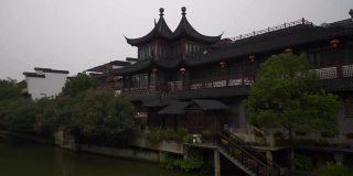 南京城市雨天古镇滨江美丽的寺庙房子慢镜头全景4k中国