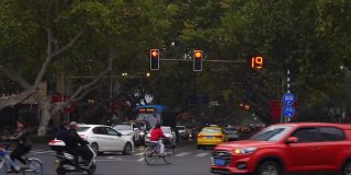 暮色时分南京市老城区交通街道十字路口慢镜头全景4k中国