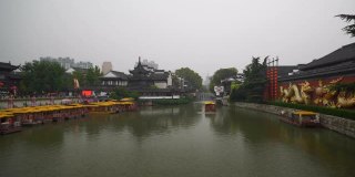 雨天南京城著名老城庙江边游船交通广场慢镜头全景4k中国