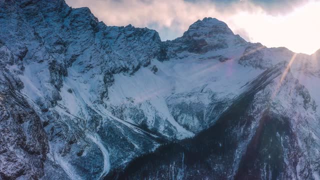 日落时分，在灯光的映衬下，壮丽的雪山被拍摄下来