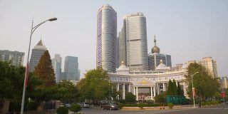 日落时分青岛市市中心写字楼前方慢镜头全景4k中国
