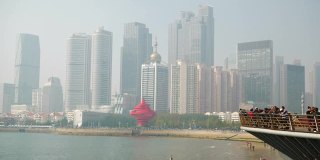 青岛阳光灿烂的日子，市中心海湾著名的拥挤的人行天桥全景4k中国