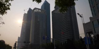 日落之光青岛市区摩天大楼建设交通街道慢镜头全景4k中国