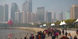 青岛市阳光明媚，市中心拥挤的海湾慢镜头全景4k中国