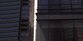 青岛市区日落时分，市中心现代化办公大楼前慢镜头全景4k中国