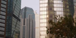 青岛市区日落时分，市中心现代化办公大楼前慢镜头全景4k中国