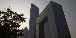 日落时分青岛市区现代办公大楼前慢镜头全景4k中国