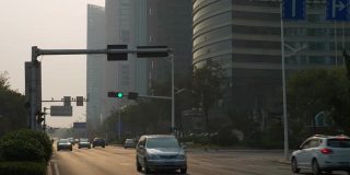 日落时分青岛市市中心交通街道慢镜头全景4k中国