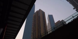 日落时分青岛市市中心现代办公大楼前慢镜头向上看4k中国