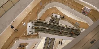 青岛市著名的市中心商场楼顶自动扶梯大厅慢镜头全景4k中国
