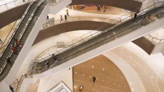 青岛市著名的市中心商场楼顶自动扶梯大厅慢镜头全景4k中国视频素材模板下载