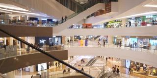 青岛市著名的市中心购物中心主中庭拥挤的大厅慢镜头全景4k中国