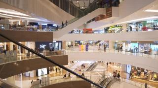 青岛市著名的市中心购物中心主中庭拥挤的大厅慢镜头全景4k中国视频素材模板下载