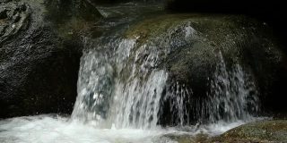 慢磨河流经泰国苏梅岛的岩石，欣拉德瀑布