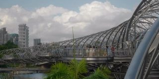 阳光明媚的一天新加坡市区著名的滨海湾步行桥慢镜头全景4k