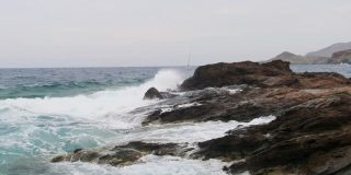 爱琴海基克拉迪斯的基思诺斯岛，海浪撞击岩石的5倍慢镜头